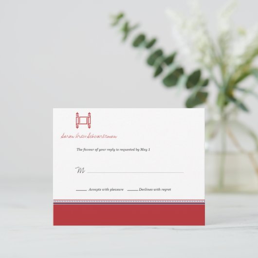 Bar Mitzvah Torah Crimson Reply Card Uitnodiging (Staand voorkant)