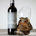 Bar Mitzvah Zilver Grijs Tallit Vet Script Modern Wijn Etiket<br><div class="desc">Wees trots, blij en toon deze mijlpaal van je favoriete Bar Mitzvah! Gebruik dit coole, unieke, moderne, gepersonaliseerde wijnetiket om zijn speciale dag aan te vullen. Vet, witte manuscripttypografie, Ster van David, en een zachte grijze en zilveren glitter gestripte talk geïnspireerde grafische bekleding een eenvoudige, lichtere zachte grijze achtergrond. Pas...</div>