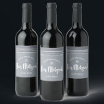 Bar Mitzvah Zilver Grijs Tallit Vet Script Modern Wijn Etiket<br><div class="desc">Wees trots, blij en toon deze mijlpaal van je favoriete Bar Mitzvah! Gebruik dit coole, unieke, moderne, gepersonaliseerde wijnetiket om zijn speciale dag aan te vullen. Vet, witte manuscripttypografie, Ster van David, en een zachte grijze en zilveren glitter gestripte talk geïnspireerde grafische bekleding een eenvoudige, lichtere zachte grijze achtergrond. Pas...</div>
