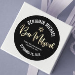 Bar Mitzvah Zwart Goud Folie Script Vet Modern Ronde Sticker<br><div class="desc">Wees trots, verheug je en laat deze mijlpaal van je favoriete Bar Mitzvah zien! Gebruik deze coole, unieke, moderne, gepersonaliseerde sticker om toe te voegen aan zijn speciale dag. Graphic faux gold folie handgeschreven script typografie en een faux gold Star of David overlay een verfijnde, dramatische zwarte achtergrond. Personaliseer de...</div>