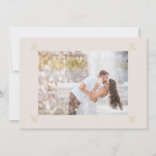 Bar Voorraad Grote Typografie Champagne Verloving Kaart (Achterkant)