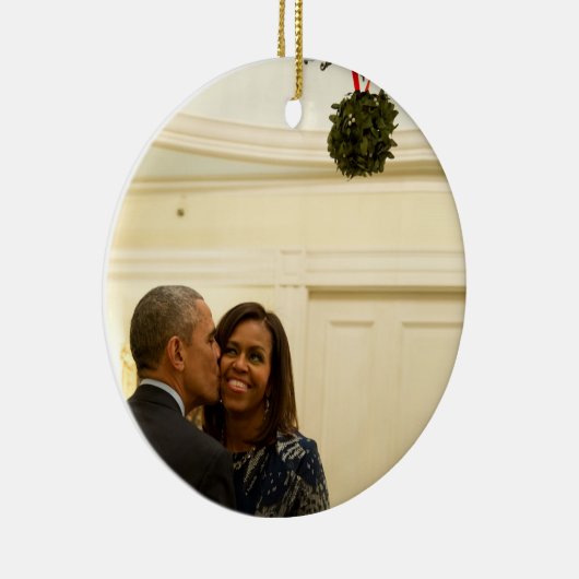 Barack en Michelle Mistletoe - Rd Ornament (Rechts)