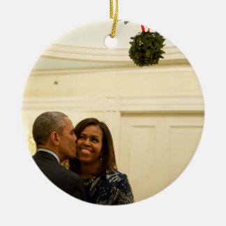 Barack en Michelle Mistletoe - Rd Ornament