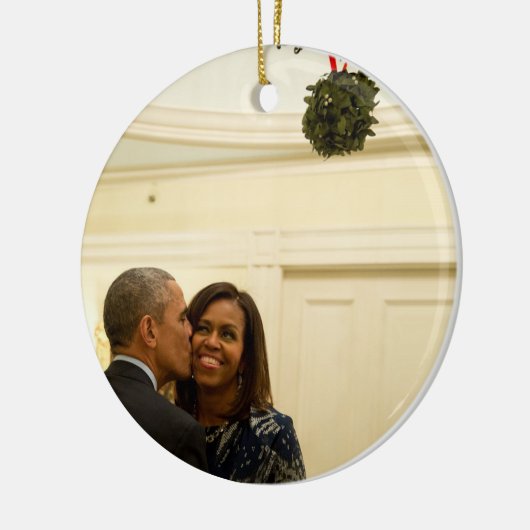 Barack en Michelle Mistletoe - Rd Ornament (Links)