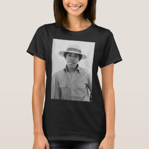 Barack Obama retro  jonge Obama roken in T-shirt