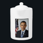 Barack Obama US President White House Portret Theepot<br><div class="desc">Barack Obama was het 44e President van de United States First Portrait. Zijn verhaal is het Amerikaanse verhaal; waarden uit het hart, een opvoeding uit de middenklasse in een sterk gezin, hard werken en onderwijs als middel om vooruit te komen, en de overtuiging dat een zo gezegend leven in dienst...</div>