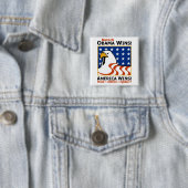 BARACK OBAMA WINS! VIERKANTE BUTTON 5,1 CM (In situ)