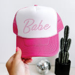 BARB Pink Malibu Doll Théree Babe Bachelorette Trucker Pet<br><div class="desc">Deze babe bachelorette-trucker met een Malibu-pop-geïnspireerde lettertype en een perfect bachelorette-weekendgroepcadeau. Paar met de "bruidsoptie"voor de bruid-aan-zijn voor een samenhangende blik. 💜 KLEUREN ZIJN EDITABLE! Klik op 'Ontwerp bewerken' om de kleuren te wijzigen.</div>