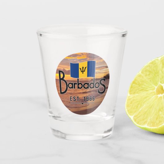 "Barbados Est. 1966" Zonsondergang met de vlag van Shot Glas (Voorkant)
