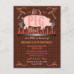 Barbecue BBQ Funny Pig Summer Birthday Uitnodiging Briefkaart<br><div class="desc">Deze BBQ of varkensroast party nodigt briefkaarten uit voor om het even welke buitenzomerfeestelijke gebeurtenis, zoals een verjaardag of een achtertuin grilfeest met vrienden. Het ontwerp show een roze varken over een vuur met worstjes op vorken en de woorden: "Laten we uitsteken!" Het ontwerp omvat ook bloeiingen en een achtergrond...</div>