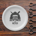 Barbecue Grillin' & Chillin vrijgezellenfeest Papieren Bordje<br><div class="desc">Deze Bachelor Party poker chips zijn voorzien van BBQ icoon art. Personaliseer de aangepaste tekst hierboven. Overeenkomende objecten beschikbaar.</div>