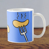 Barbecue worst op een vork. sissende worsten koffiemok