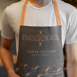 Barber koperschaar patroon barbershop grijs schort<br><div class="desc">Speciaal barber stylist schort met faux koper bold typografiemanuscript en met de naam en titel van de barber over donkergrijze scissors patterned background.         Perfect voor een professionele mannen salon werknemer kijkt.</div>