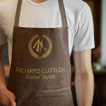 Barber name gouden logo barber in bruin leder schort<br><div class="desc">Speciaal schort met faux gouden schaar en laurel met een grote logo (u kunt het vervangen door uw eigen!) en met de naam en titel van de barber boven een donkerbruine lederen achtergrond.         Perfect voor een professionele blik.</div>