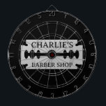 Barber shop dartboard met scheermesontwerp dartbord<br><div class="desc">Barber shop dartboard met scheermesontwerp. Aangepaste inrichting voor herenkapsalon. Stijlvol cadeau voor de eigenaar van de kapsalon. Maak je eigen trendy kapperszaak cadeau voor baas,  collega,  medewerkers etc. Unieke haarstyliste cadeau-ideeën. Gepersonaliseerd met uw eigen bedrijfsnaam of bedrijfsslogan. Mannelijke decoratie met scherpe rand. Zwart-Wit.</div>