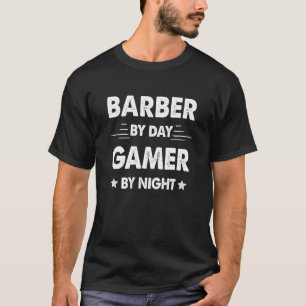 Barber tegen dag gamer bij nacht t-shirt