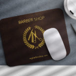 Barbershop logo en naam gepersonaliseerd bruin gou muismat<br><div class="desc">Barber shop mannen salon muismat met faux gouden logo en barber shp naam typografie script op een donkerbruine lederen look (PRINTED,  NO REAL LEATHER) achtergrond.            U kunt de vooraf gedefinieerde logo met uw eigen veranderen.</div>