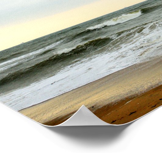 Barcos y oleaje desde la orilla de la playa poster (Hoek)