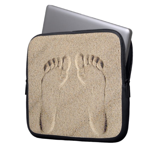 Bare Feet Footprint in Zand Laptop Sleeve (Voorkant Links)