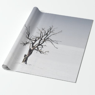 BARE TREE IN HET MIDDEN VAN DE SNEEUW CADEAUPAPIER