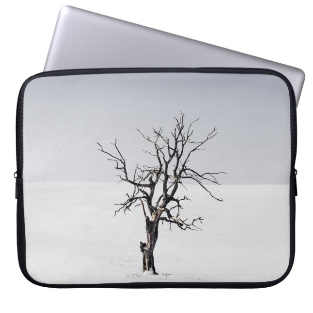 BARE TREE IN HET MIDDEN VAN DE SNEEUW LAPTOP SLEEVE (Voorkant)