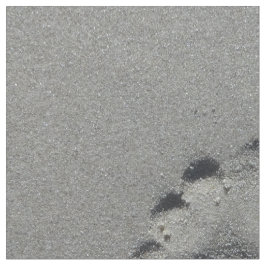 Barefoot-voetafdruk op strand en foto's stof
