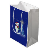 Bärenkind neben dem Weihnachtsbaum Medium Cadeauzakje (Voorkant Gekanteld)