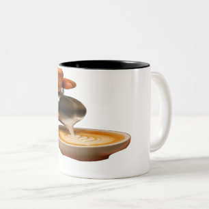 Barista die Latte Art koffieontwerp schenkt Tweekleurige Koffiemok