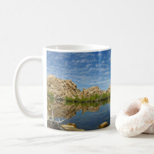 Barker Dam-weerkaatsing bij Joshua Tree II Koffiemok
