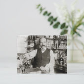 Barman die drank inschenkt, 1910 briefkaart (Staand voorkant)