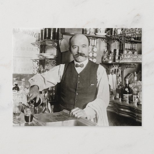 Barman die drank inschenkt, 1910 briefkaart (Voorkant)