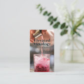 Barman schenkt een cocktail | mixoloog visitekaartje (Staand voorkant)