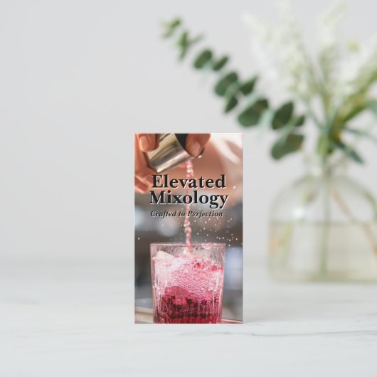 Barman schenkt een cocktail | mixoloog visitekaartje (Staand voorkant)