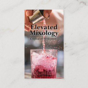 Barman schenkt een cocktail   mixoloog visitekaartje