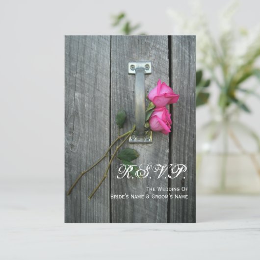 Barn-deur en roze rozen bruiloft kleine RSVP (Staand voorkant)