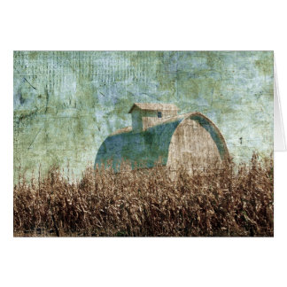 Barn en Corn Field nabij oogsttijd