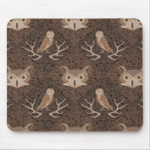 Barn en Hoot Owl over een bruin mos patroon Muismat