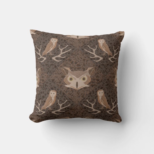 Barn en Hoot Owl over een Bruin Moss Pattern Kussen (Voorkant)