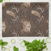 Barn en Hoot Owl over een Bruin Moss Pattern Theedoek (Gevouwen)