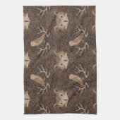 Barn en Hoot Owl over een Bruin Moss Pattern Theedoek (Verticaal)