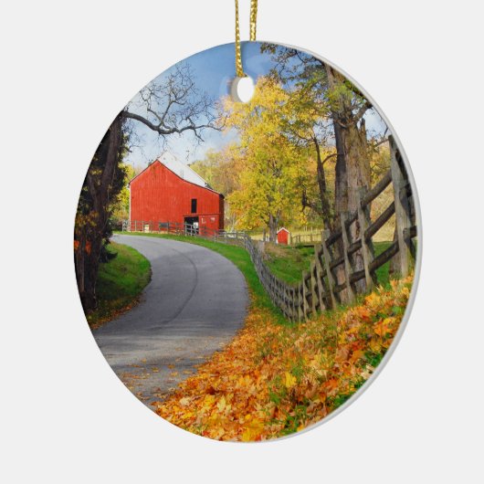Barn in Herfst Keramisch Ornament (Links)