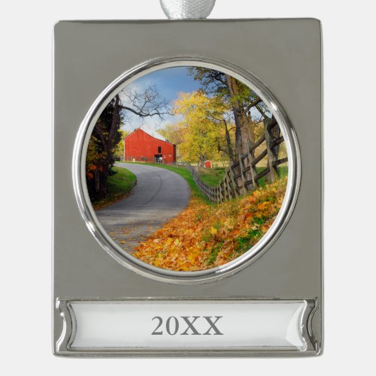 Barn in Herfst Verzilverd Banner Ornament (Voorkant)