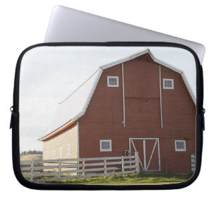 Barn in landschap laptop sleeve