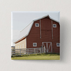 Barn in landschap vierkante button 5,1 cm