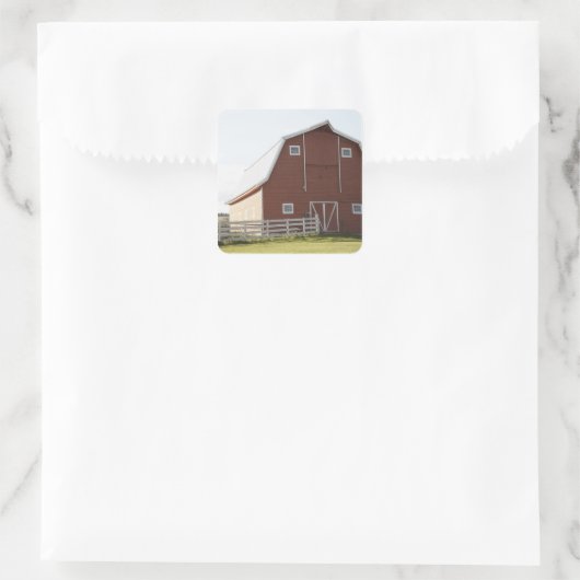 Barn in landschap vierkante sticker (Tas)