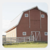 Barn in landschap vierkante sticker (Voorkant)