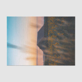 Barn omringd door een zonnebloemveld op zonsonderg tissuepapier