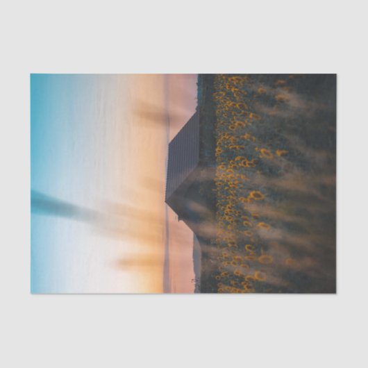 Barn omringd door een zonnebloemveld op zonsonderg tissuepapier (Voorkant)