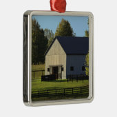 Barn op volbloed boerderij bij zonsopgang, metalen ornament (Rechts)