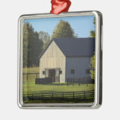 Barn op volbloed boerderij bij zonsopgang, metalen ornament (Links)